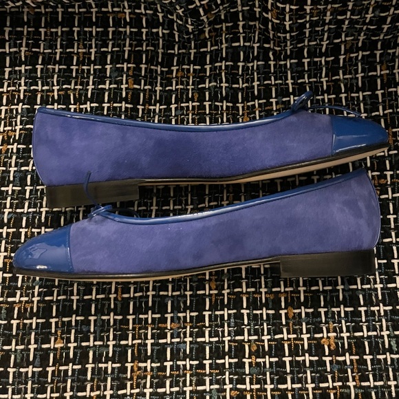 NWOB Size EU 37 (6.5) cobalt blue suede ballet flats with patent leather toe cap - Picture 3 of 9